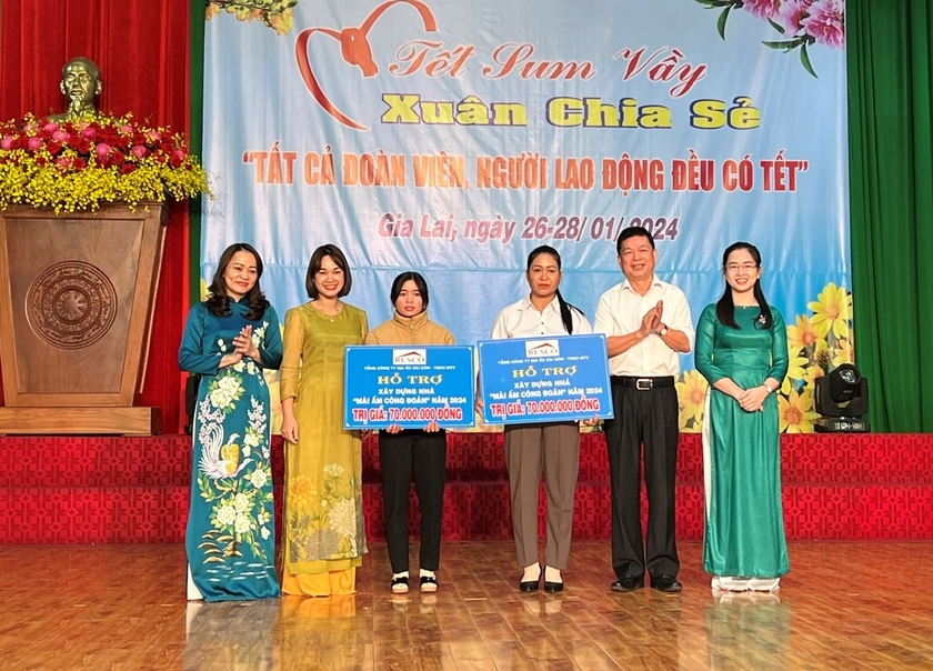 Tổng Công ty Địa ốc Sài Gòn-TNHH một thành viên trao bảng tượng trưng hỗ trợ 2 nhà “Mái ấm Công đoàn” cho 2 đoàn viên khó khăn về nhà ở. Ảnh: Đinh Yến