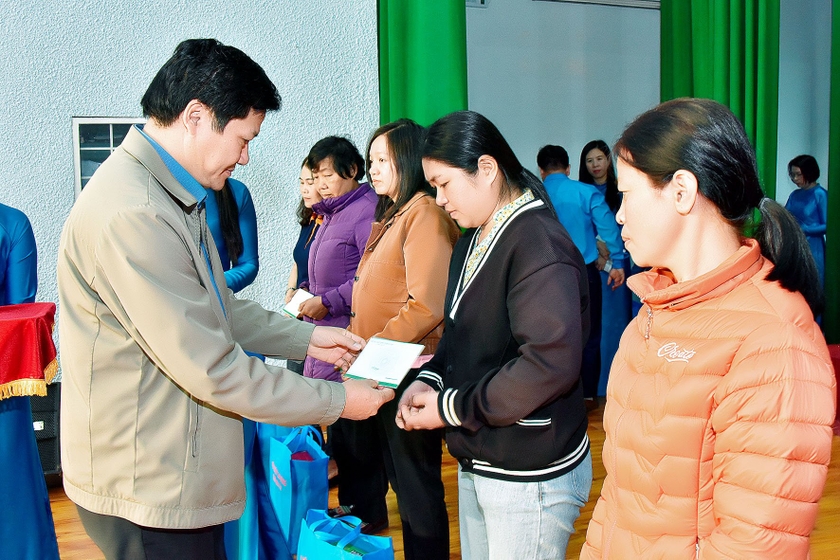 Phó Chủ tịch Thường trực HĐND tỉnh Trương Văn Đạt tặng quà cho đoàn viên, người lao động có hoàn cảnh khó khăn. Ảnh: Đức Thụy