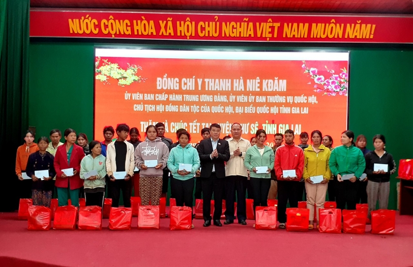 Đồng chí Y Thanh Hà Niê K’đăm và đồng chí Rah Lan Chung-Phó Bí thư Tỉnh ủy (thứ 7 và 8 từ trái sang) tặng quà cho hộ nghèo huyện Chư Sê. Ảnh: Hoàng Viên