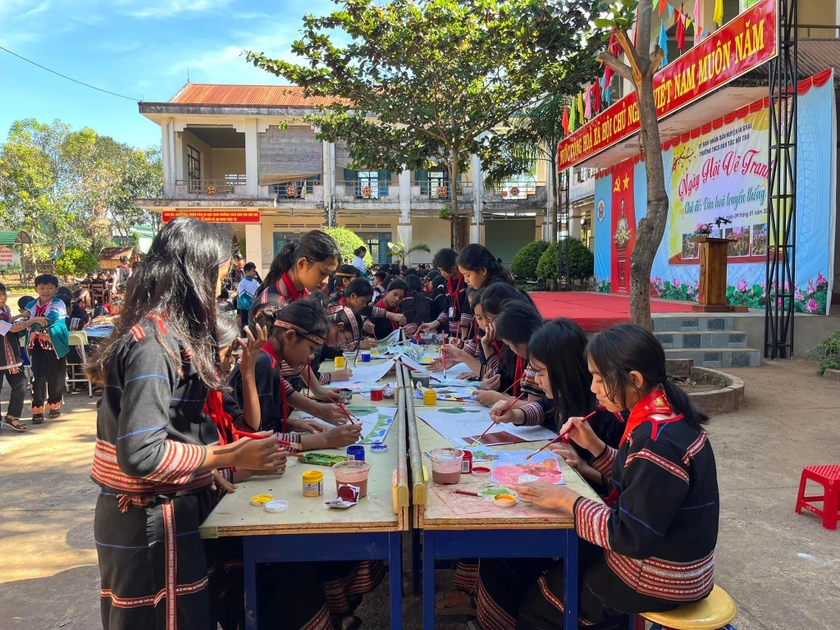 Các em học sinh Trường THCS Dân tộc Nội trú huyện Ia Grai tham gia hoạt động vẽ tranh với chủ đề “Văn hóa truyền thống”. Ảnh: M.N