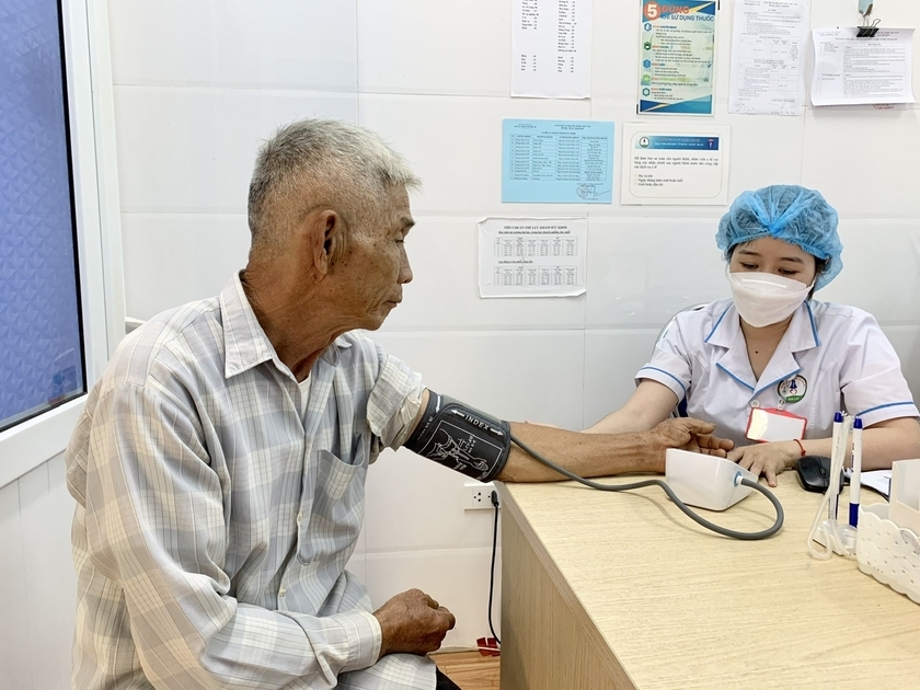 Bác sĩ Khoa Khám bệnh (Trung tâm Y tế huyện Chư Sê) thăm khám cho người dân. Ảnh: Như Nguyện