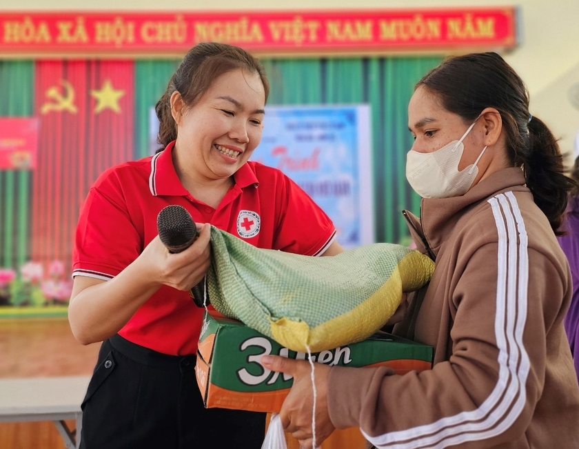 Hội Chữ thập đỏ TP. Pleiku phối hợp với Đoàn từ thiện Hồng Nga-Ninh Lộc (TP. Hồ Chí Minh) tặng quà cho hộ khó khăn ở xã Gào và Ia Kênh. Ảnh: Anh Huy