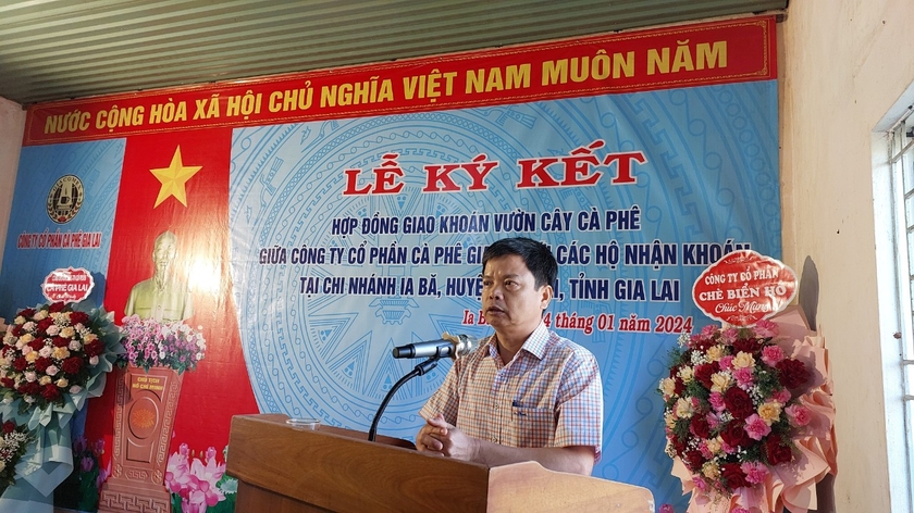 Phó Chủ tịch UBND tỉnh Nguyễn Hữu Quế phát biểu tại lễ ký kết giao khoán vườn cây. Ảnh: Nguyễn Diệp
