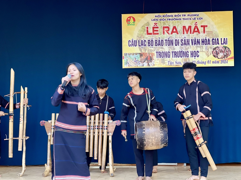 Em H&apos;Ren-thành viên “Câu lạc bộ bảo tồn di sản văn hóa Gia Lai trong trường học” của Trường THCS Lê Lợi hát dân ca Ru em. Ảnh: M.N