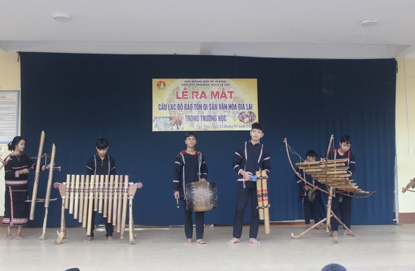 CLB “Bảo tồn di sản văn hóa Gia Lai trong trường học hòa tấu nhạc cụ dân tộc” hòa tấu nhạc cụ dân tộc. Ảnh: M.N