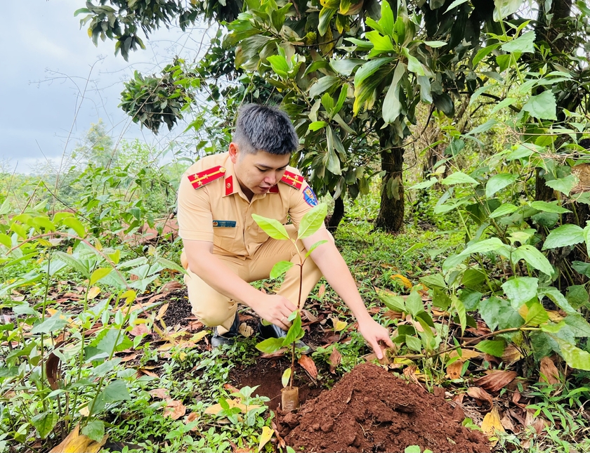 Thượng úy Nguyễn Hữu Hiếu tham gia hoạt động trồng cây xanh tại xã Gào (TP. Pleiku). Ảnh: M.N