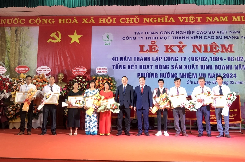 6 tập thể và 3 cá nhân có thành tích xuất sắc và công lao đóng góp trong 40 năm qua nhận bằng khen của Chủ tịch Uỷ ban Quản lý vốn nhà nước. Ảnh: Lê Nam