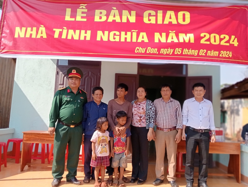 Các đơn vị bàn giao nhà tình nghĩa cho gia đình chị Rmah H&apos;Hiêng. Ảnh: Minh Hải