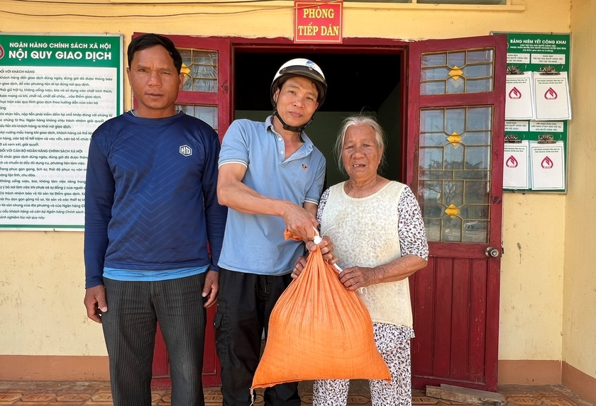 Xã Ia Băng, huyện Đak Đoa cấp phát gạo cứu đói của Chính phủ hỗ trợ cho hộ nghèo trong dịp Tết Nguyên đán Giáp Thìn 2024. Ảnh: Đinh Yến