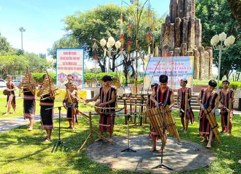 Đội nhạc cụ truyền thống nhí làng Choét Ngol. Ảnh: Đinh Yến