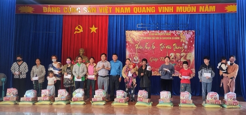 Hội Nạn nhân chất độc da cam/dioxin huyện Chư Sê và các xã, thị trấn vận động tặng quà cho các đối tượng. Ảnh: Xuân Thủy