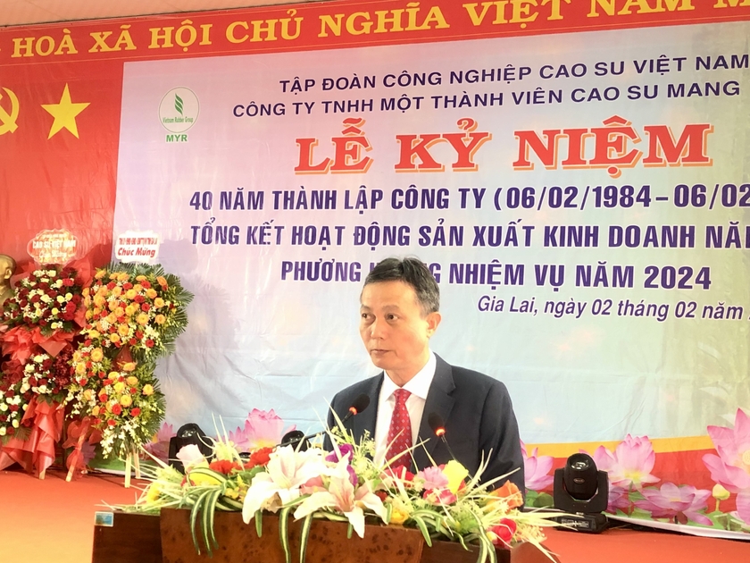 Ông Trương Văn Hội-Tổng Giám đốc Công ty TNHH một thành viên Cao su Mang Yang báo cáo kết quả hình thành và phát triển của công ty trong 40 năm qua. Ảnh: Lê Nam
