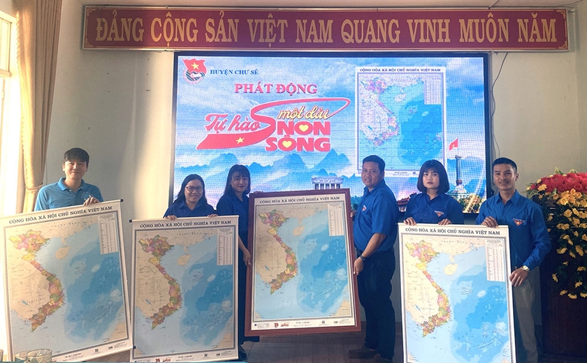 Huyện Đoàn Chư Sê tặng bản đồ Việt Nam cho các Đoàn xã, thị trấn. Ảnh: Hà Đức Thành