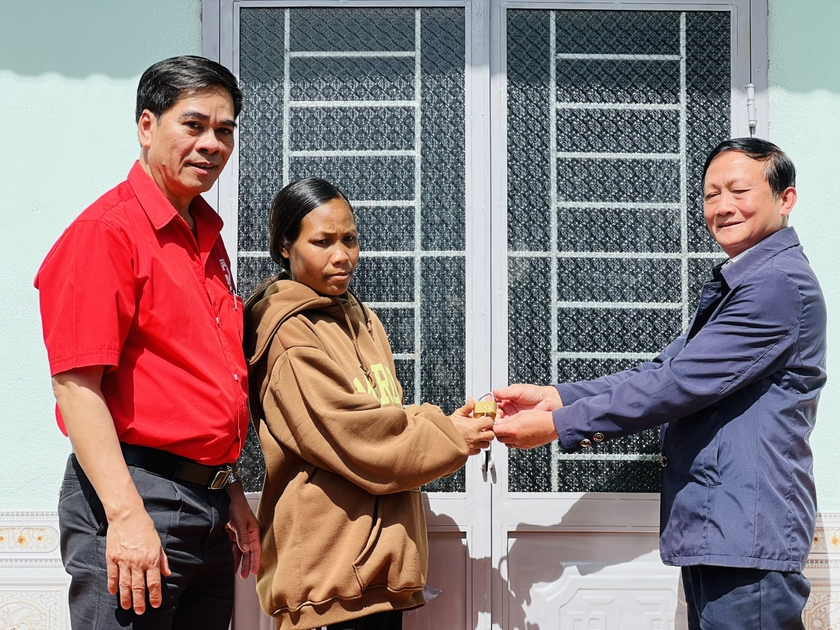 Hội Chữ thập đỏ tỉnh bàn giao nhà cho gia đình bà Hẽm, làng Blưng, xã Trang, huyện Đak Đoa. Ảnh: Hồng Ngọc