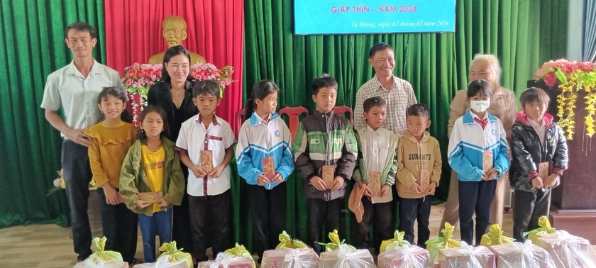 Đoàn công tác tặng quà cho học sinh nghèo khó khăn Trường Tiểu học Tôn Đức Thắng, xã Ia Blang, huyện Chư Sê. Ảnh: Hồng Ngọc