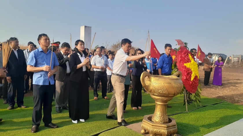 Các đồng chí lãnh đạo huyện Chư Sê dâng hương, dâng hoa kỷ niệm 70 năm Ngày Chiến thắng Plei Ring ((21/3/1954-21/3/2024) tại Di tích địa điểm chiến thắng Plei Ring, xã Hbông. Ảnh: Hoàng Viên