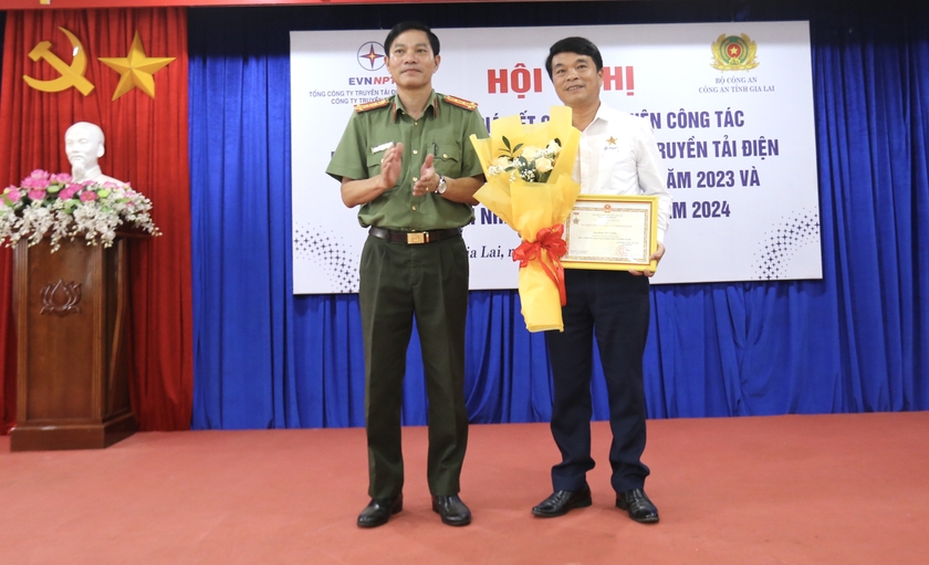 Đại tá Nguyễn Ngọc Sơn-Phó Giám đốc Công an tỉnh trao Kỷ niệm chương bảo vệ an ninh Tổ quốc của Bộ trưởng Bộ Công an cho ông Đinh Văn Cường-Phó Giám đốc Công ty Truyền tải điện 3. Ảnh: Văn Ngọc.