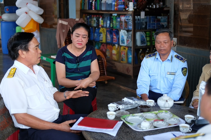 Tổ số 3 của Đoàn liên ngành làm việc trực tiếp với doanh nghiệp, cửa hàng kinh doanh xăng dầu tại huyện Chư Sê. Ảnh: Sơn Ca