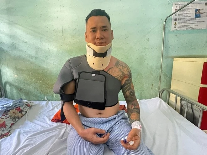 Lao xuống giếng sâu 35 m để cứu con gái, anh Đặng Bảo Duy bị rạn xương vai và đốt xương cổ. Ảnh: Trần Hoàn.