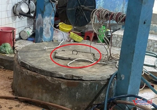 Hiện trường bé L. bị rơi xuống giếng sâu 35 m. Ảnh: Trần Hoàn.
Hiện trường bé L. bị rơi xuống giếng sâu 35 m. Ảnh: Trần Hoàn.