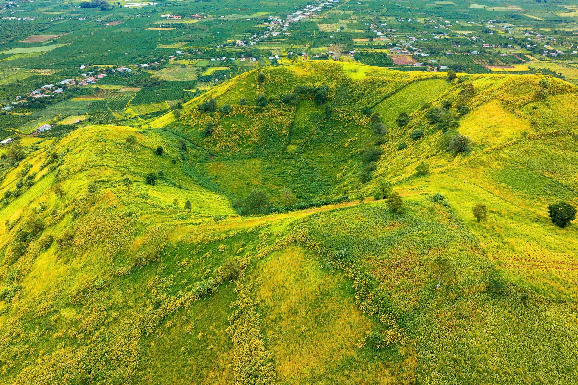 Miệng núi lửa triệu năm ở Gia Lai: Vùng xanh đẹp ngỡ ngàng