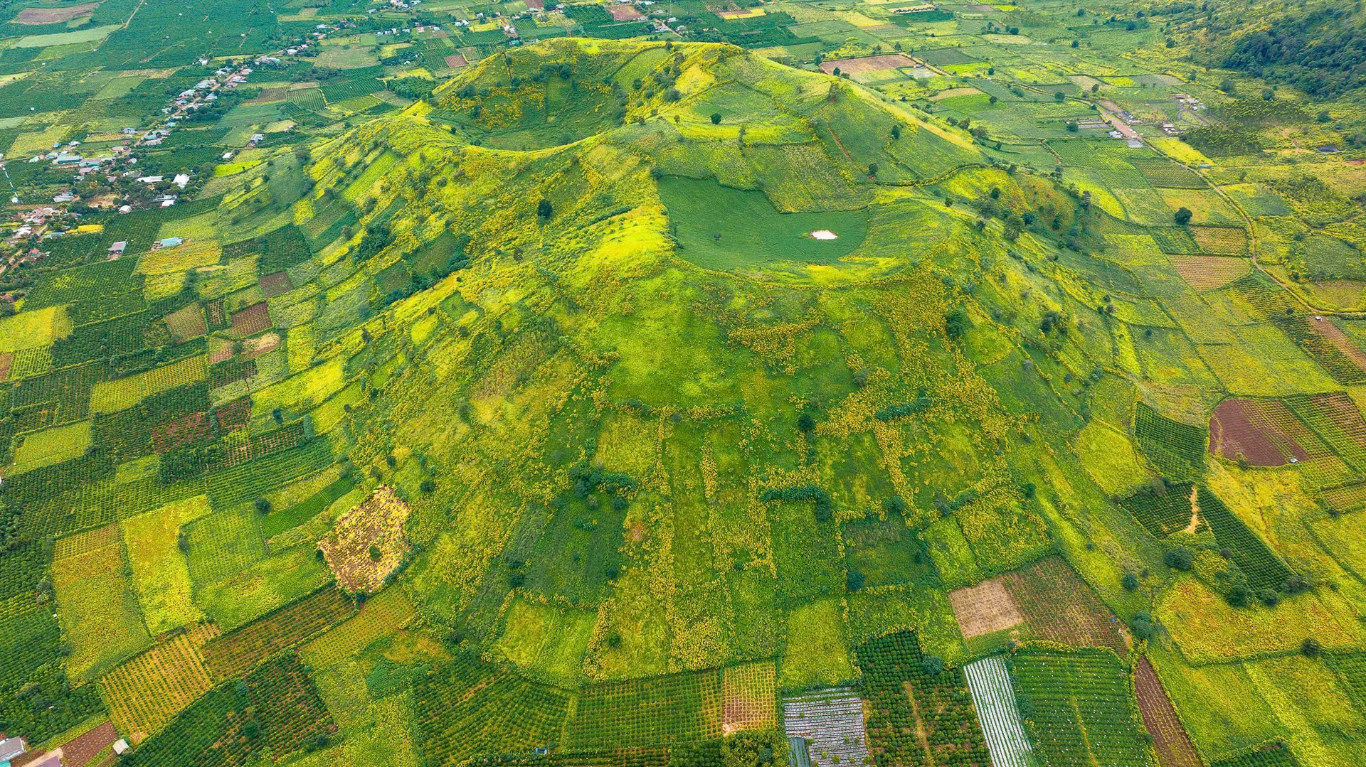 Miệng núi lửa triệu năm ở Gia Lai: Vùng xanh đẹp ngỡ ngàng