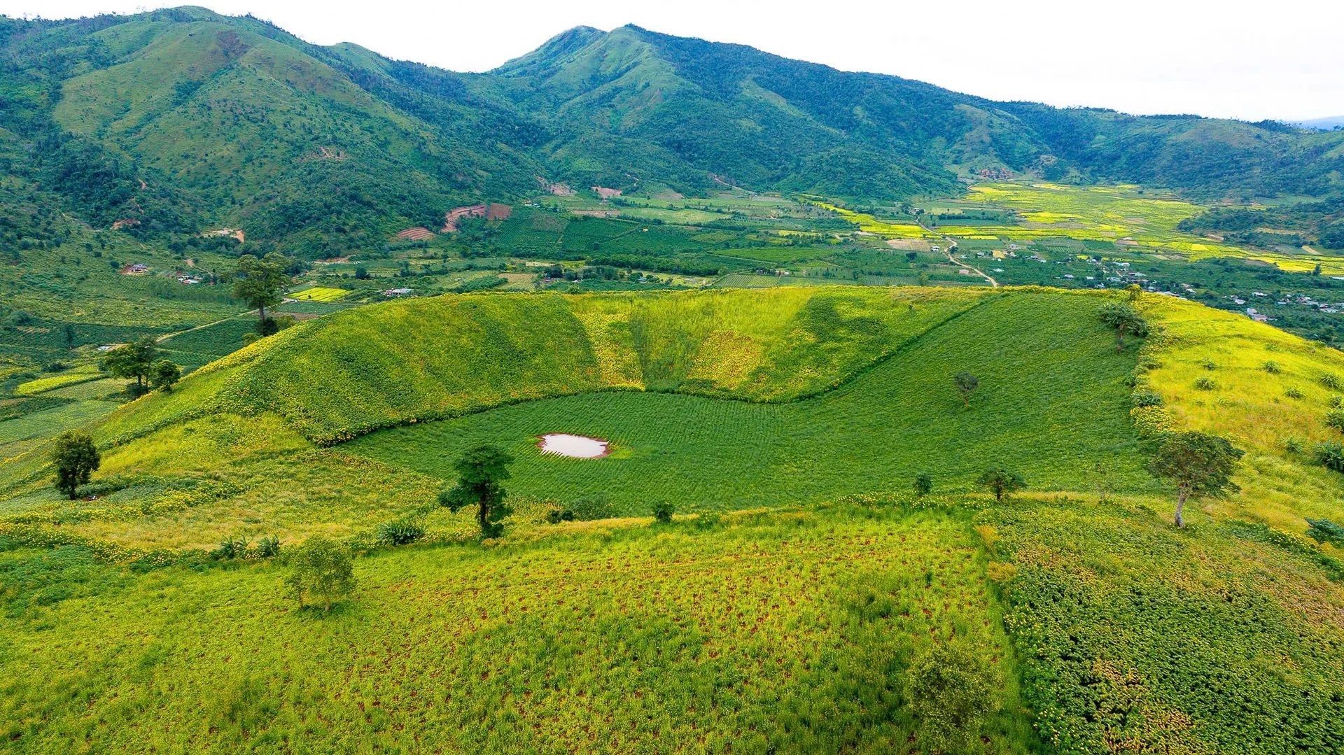 Miệng núi lửa triệu năm ở Gia Lai: Vùng xanh đẹp ngỡ ngàng