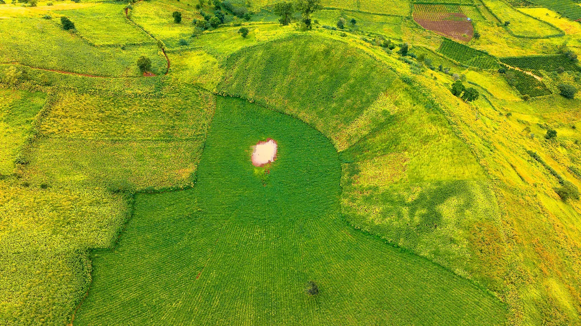 Miệng núi lửa triệu năm ở Gia Lai: Vùng xanh đẹp ngỡ ngàng