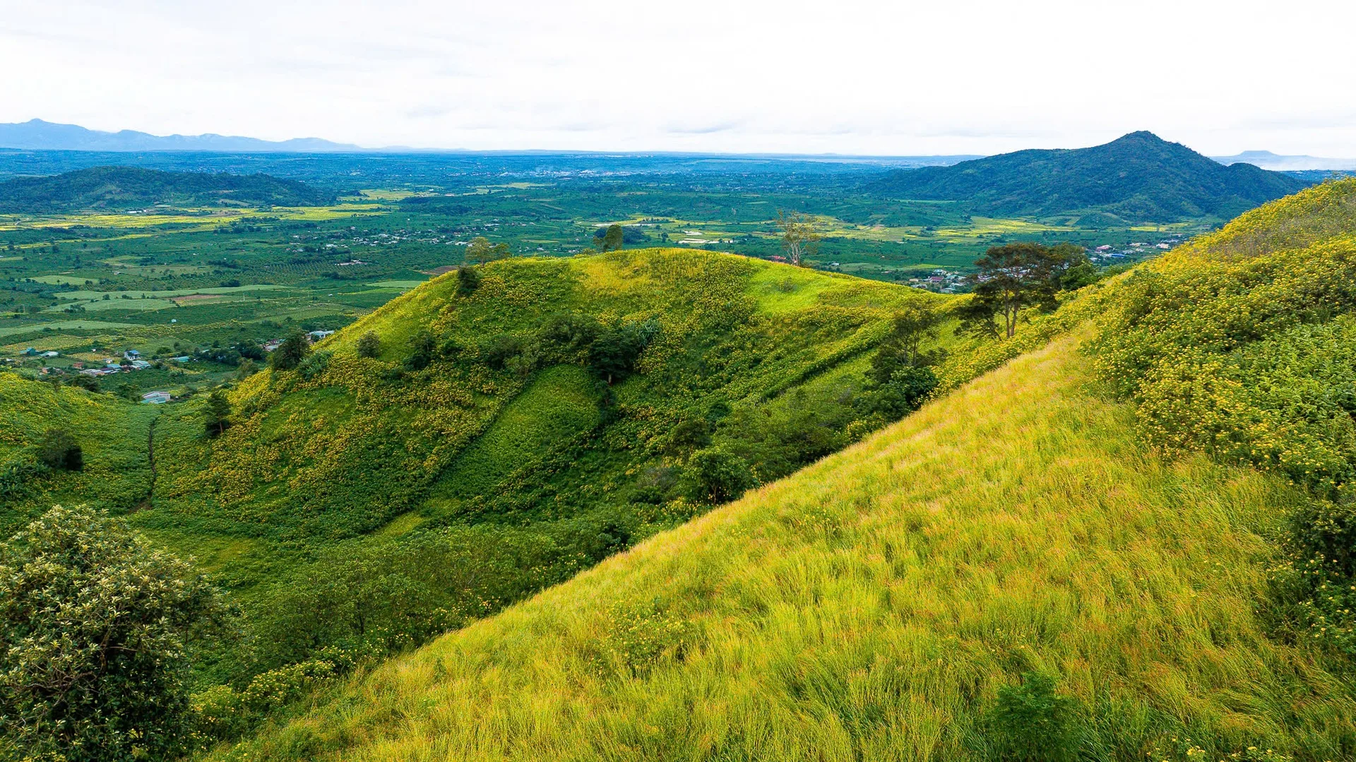 Miệng núi lửa triệu năm ở Gia Lai: Vùng xanh đẹp ngỡ ngàng