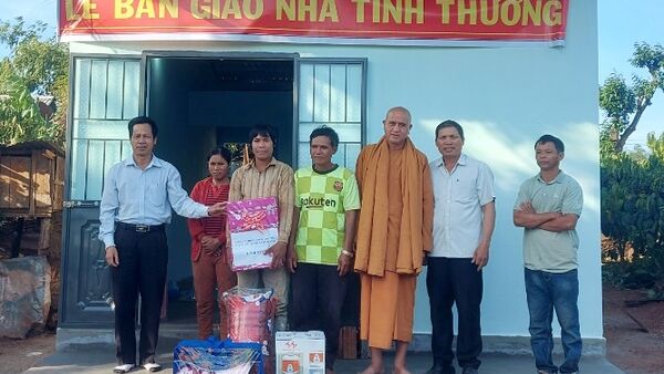 Bàn giao nhà tình thương cho hộ nghèo tại xã Ia Blang