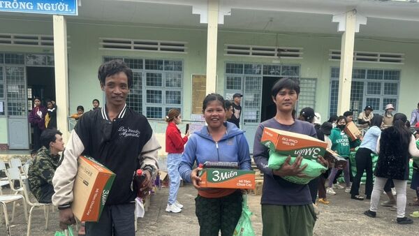 Tặng trên 1.124 suất quà Tết cho đồng bào nghèo, học sinh khó khăn huyện Chư Sê và Kông Chro