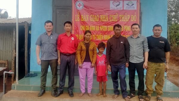 Bàn giao nhà Chữ thập đỏ và tặng quà cho hộ nghèo, học sinh khó khăn huyện Chư Sê