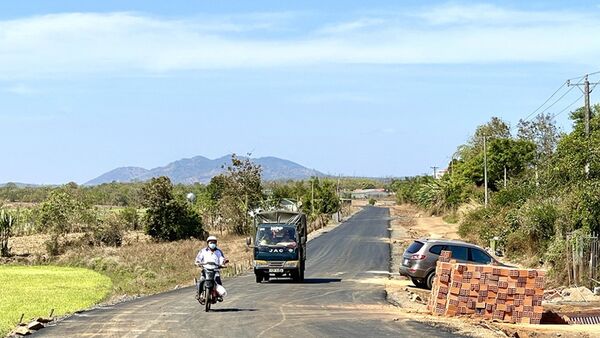 Con đường “nối những bờ vui”
