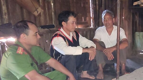 Đắng cay xứ người