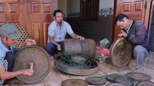 Ông Siu Yát nặng lòng với cồng chiêng