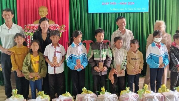 Tặng 382 suất quà Tết cho người nghèo, học sinh khó khăn huyện Chư Sê, Kông chro và Kbang