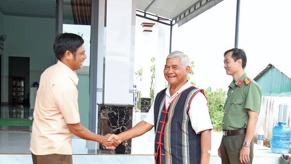 Cốt cán FULRO trở thành người uy tín tiêu biểu