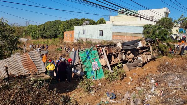 Chư Sê: Xe ô tô tải chở heo lật nghiêng xuống đường