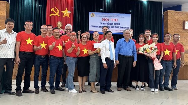 Trao giải hội thi tìm hiểu nội quy, quy chế trong hoạt động kinh doanh