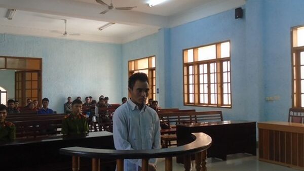 3 lần kéo bé gái hàng xóm vào bụi cây hiếp dâm