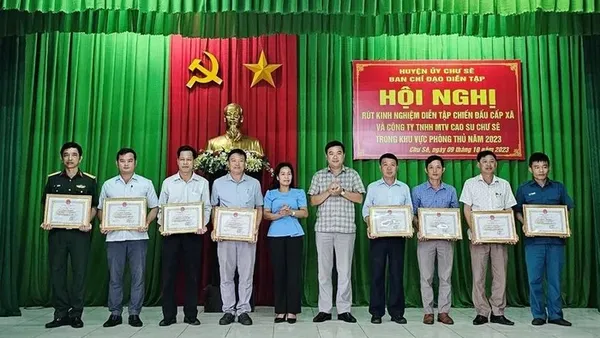 Chư Sê khen thưởng 31 tập thể, cá nhân xuất sắc trong diễn tập chiến đấu khu vực phòng thủ