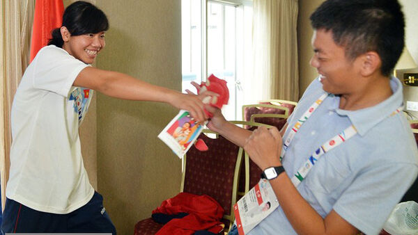 Ánh Viên: 'Anh ngã có đau không?'