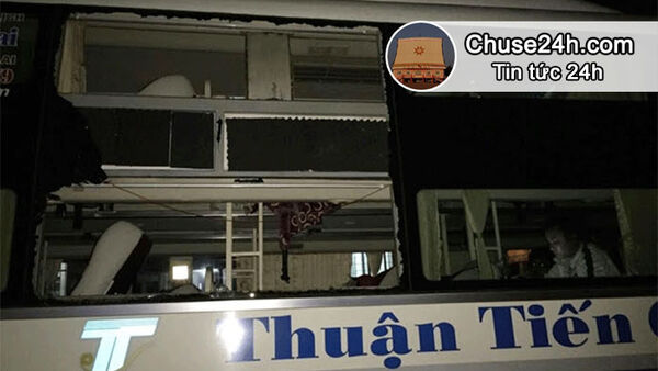 Bị ném đá, 1 tài xế xe khách có nguy cơ hỏng mắt