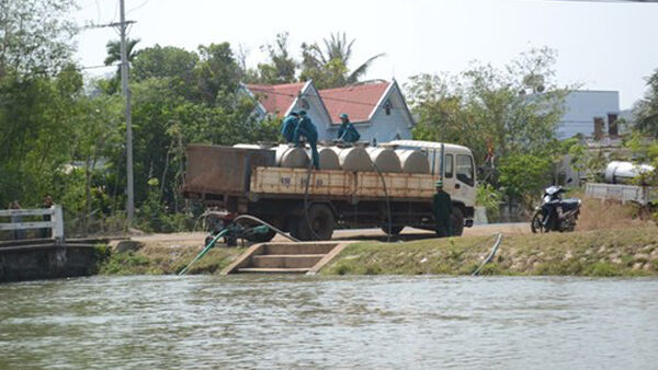 Bộ đội chở nước giúp dân giải hạn cho bà con xã H’Bông - huyện Chư Sê
