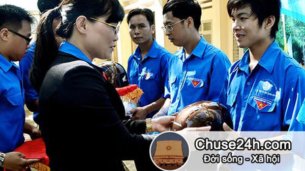 Hỗ trợ mũ bảo hiểm tình nguyện viên phục vụ kỳ thi THPT Quốc gia 2015 tại Gia Lai