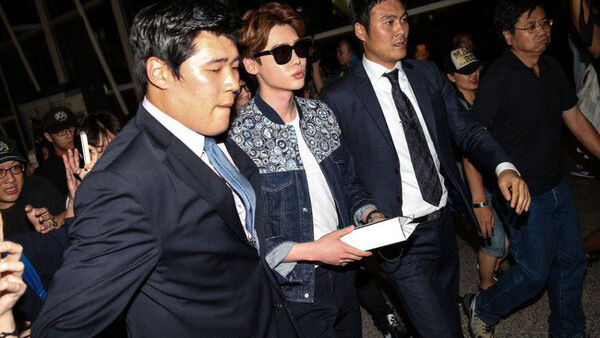 Lee Jong Suk gây náo loạn tại sân bay Hồng Kông
