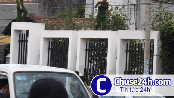 Nhiều dấu vân tay trên tường rào biệt thự vụ thảm sát