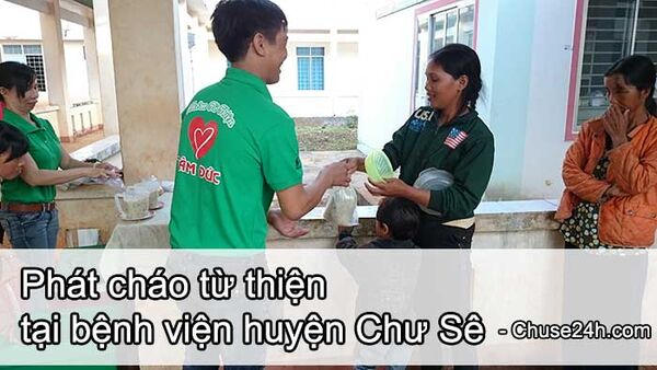 Nồi cháo từ thiện tại bệnh viện Huyện Chư Sê