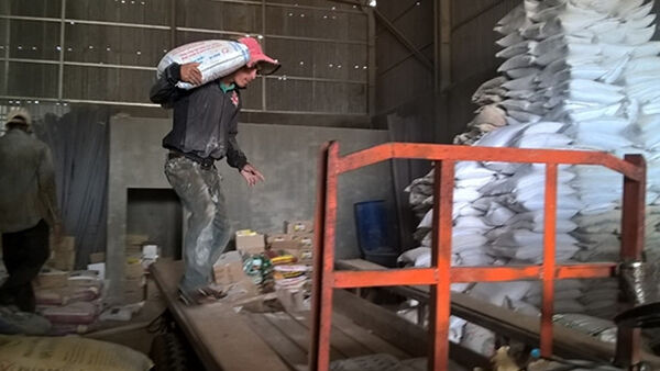 Phân bón 'nửa dơi, nửa chuột' tràn ngập thị trường, sao không bị xử lý?