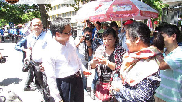 Phó Thủ Tướng Vũ Đức Đam xuất hiện ở điểm thi ĐH Bách Khoa để động viên phụ huynh